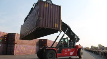 Charge élevée des reach stackers au terminal à conteneurs de Segrate