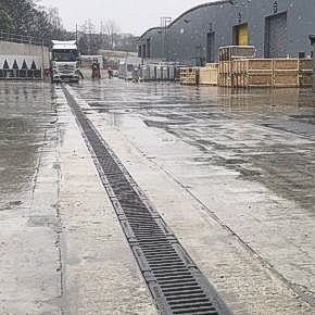Sécurité de fortes pluies à l'entrepôt UPS