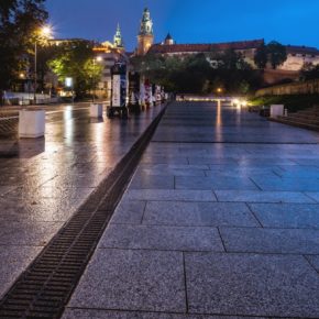 odwodnienie liniowe chodnika na placu cort w Krakowie wieczorem