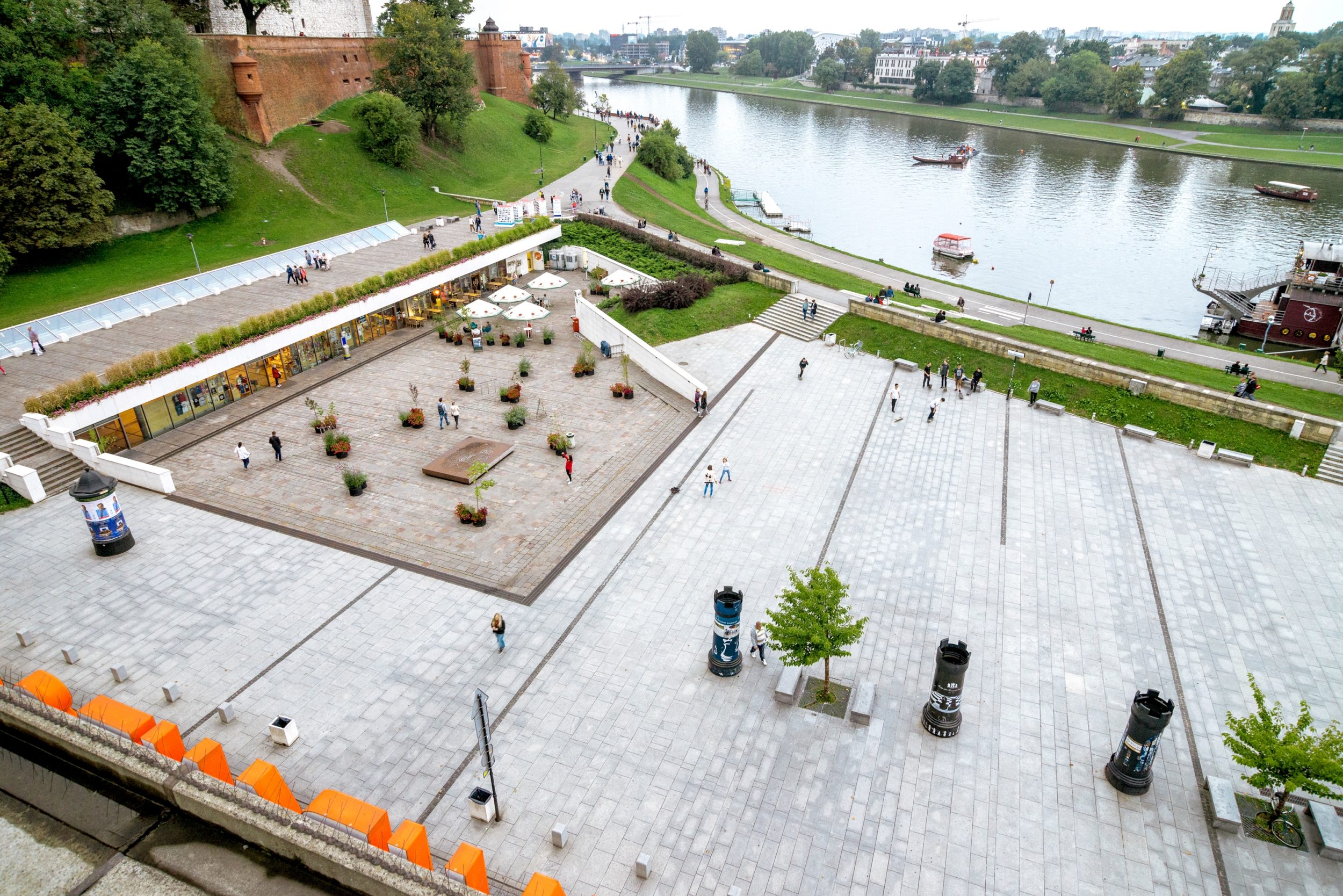 odwodnienie liniowe placu cort w Krakowie nad rzeką