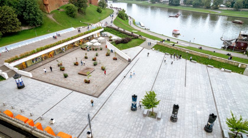 odwodnienie liniowe placu cort w Krakowie nad rzeką